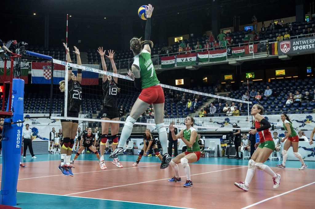 Germany's Mareen Apitz (L) and Germany's Wiebke Silge (2-L) defend against Jungary's Renata Sandor (C) during the womens European Volleyball Championship between Germany and Hungary in Antwerpen on September 30, 2015. AFP PHOTOS / ANP / JONAS ROOSENS ***NETHERLANDS OUT*** (Photo by JONAS ROOSENS / ANP / AFP)