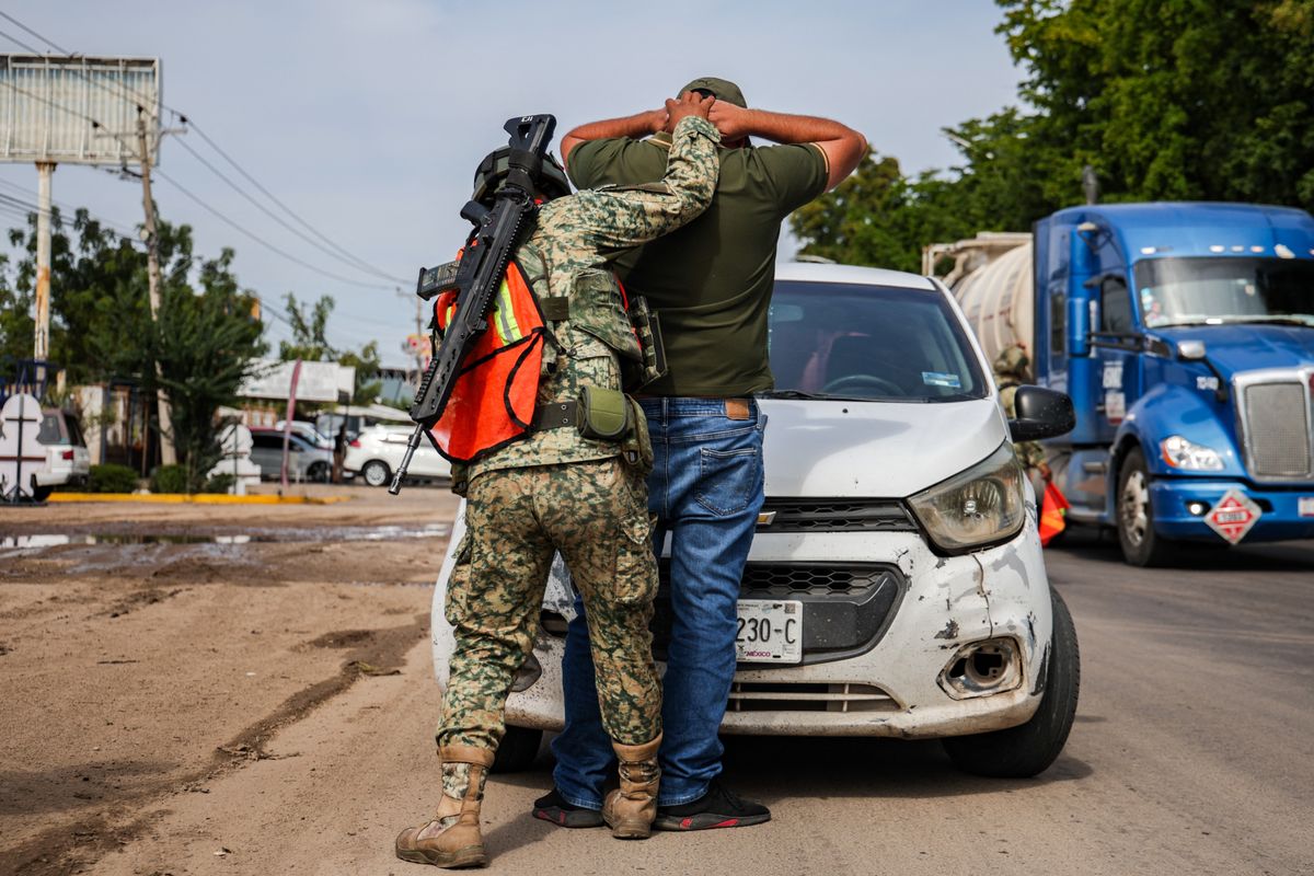 A mexikói drogkartellek közötti háborúnak a hatóságok sem tudnak véget vetni (Fotó: JESUS VERDUGO / AFP)