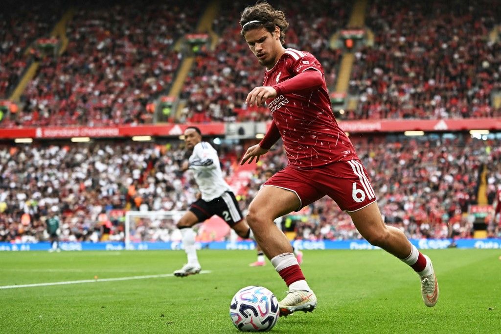 egyöntetű vélemény, hogy Kerkez Milos jobb volt a Liverpool-Fulham Premier League-meccsen, mint Kostas Tsimikas.