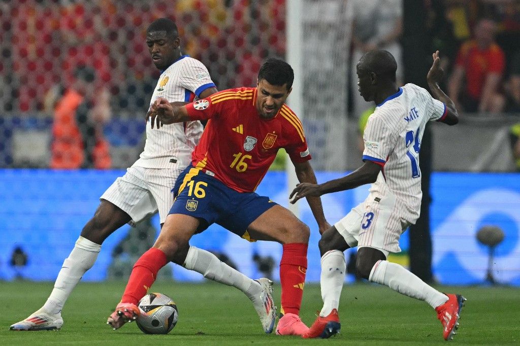 Az elmúlt két évben győztes Rodri (középen) és Ousmane Dembélé (balra) idén is az Aranylabda-díj jelöltjei között vannak
