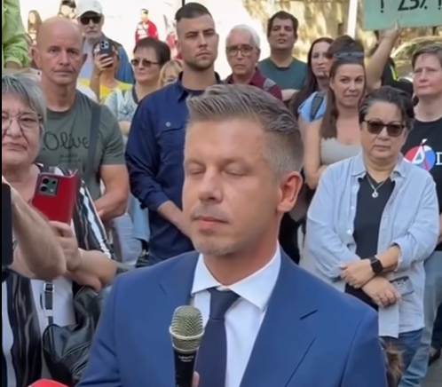 Magyar Péter miniszterelnök a szociális szakszervezetek pénteki demonstrációján. Kifütyülték. Forrás: Facebook. 