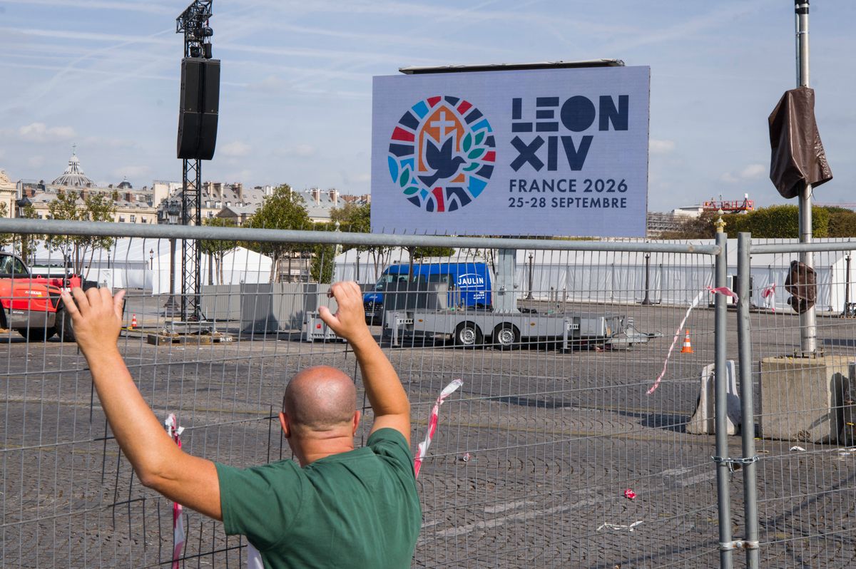 Onlookers watch the preparations for Mass on the Place de la Concorde in Paris, France, on 24 September 2026. Preparations are underway on the Place de la Concorde for a massive celebration led by Pope Leo XIV in Paris.
Des curieux regardent les preparatifs de la messe sur la place de la Concorde a Paris en France le 24 septembre 2026. Preparatifs sur la place de la Concorde pour une celebration geante du Pape Leon XIV a Paris. (Photo by Eric Broncard / Hans Lucas via AFP)