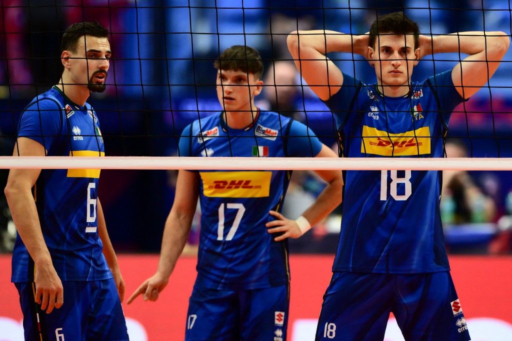 Italys Simone Giannelli (L), Italys Luca Porro (C) and Italys Giovanni Sanguinetti react during the CEV EuroVolley 2026 men's quarterfinal volleyball match between Italy and Finland at the Palavela in Turin on September 23, 2026. (Photo by Marco BERTORELLO / AFP)