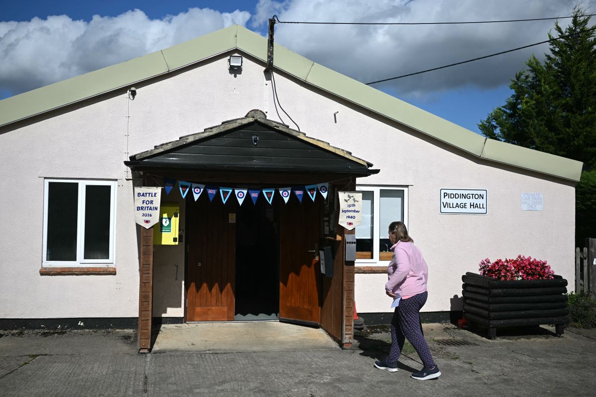 A local resident arrives to vote in the local election in Piddington, Oxfordshire, north-west of London on September 15, 2026, as the town of fewer than 400 inhabitants holds a symbolic referendum on leaving the UK. (Photo by JUSTIN TALLIS / AFP)