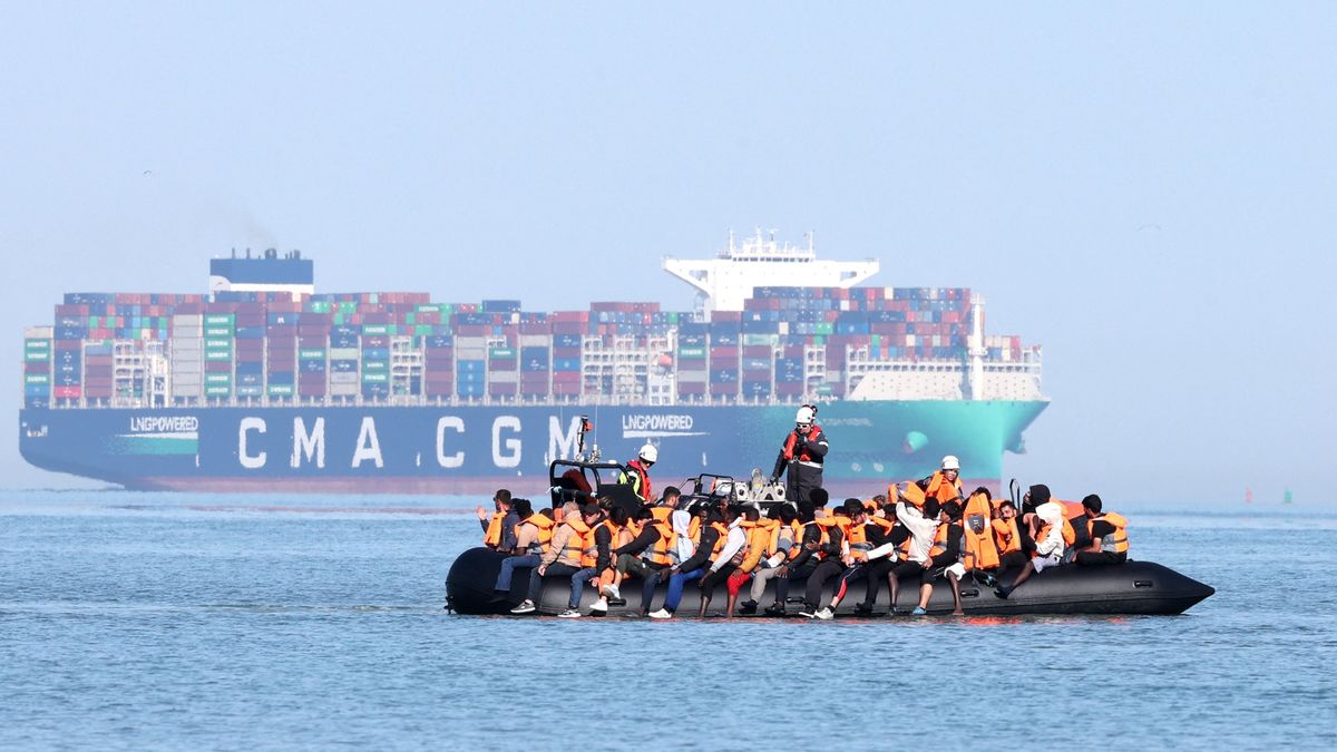 Tüntetők várták a migránshajót Dél-Angliában