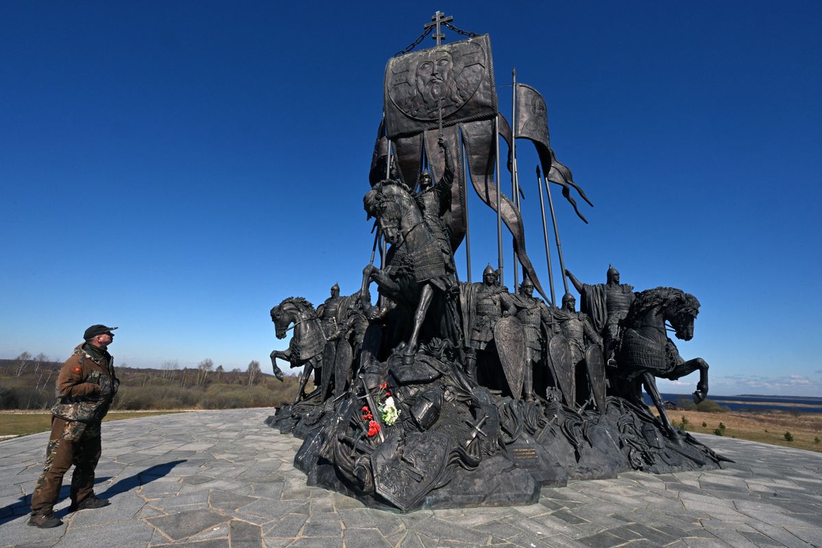 A man visits a huge monument to Russian medieval prince Alexander Nevsky on the shore of Lake Peipus (Chudskoye) on Russia's border with Estonia, near the site of the 1242 Battle on the Ice when Nevsky repelled a force of Teutonic Knights who wanted to convert Russia to Catholicism, in the village of Samolva, some 130 kilometers outside the regional capital Pskov, on April 18, 2026. After education and culture, the Russian state is attempting to bring tourism under its control, launching a "patriotic" project designed to glorify the history of the Russian armywhich is currently waging an offensive against Ukraine. (Photo by Olga MALTSEVA / AFP)