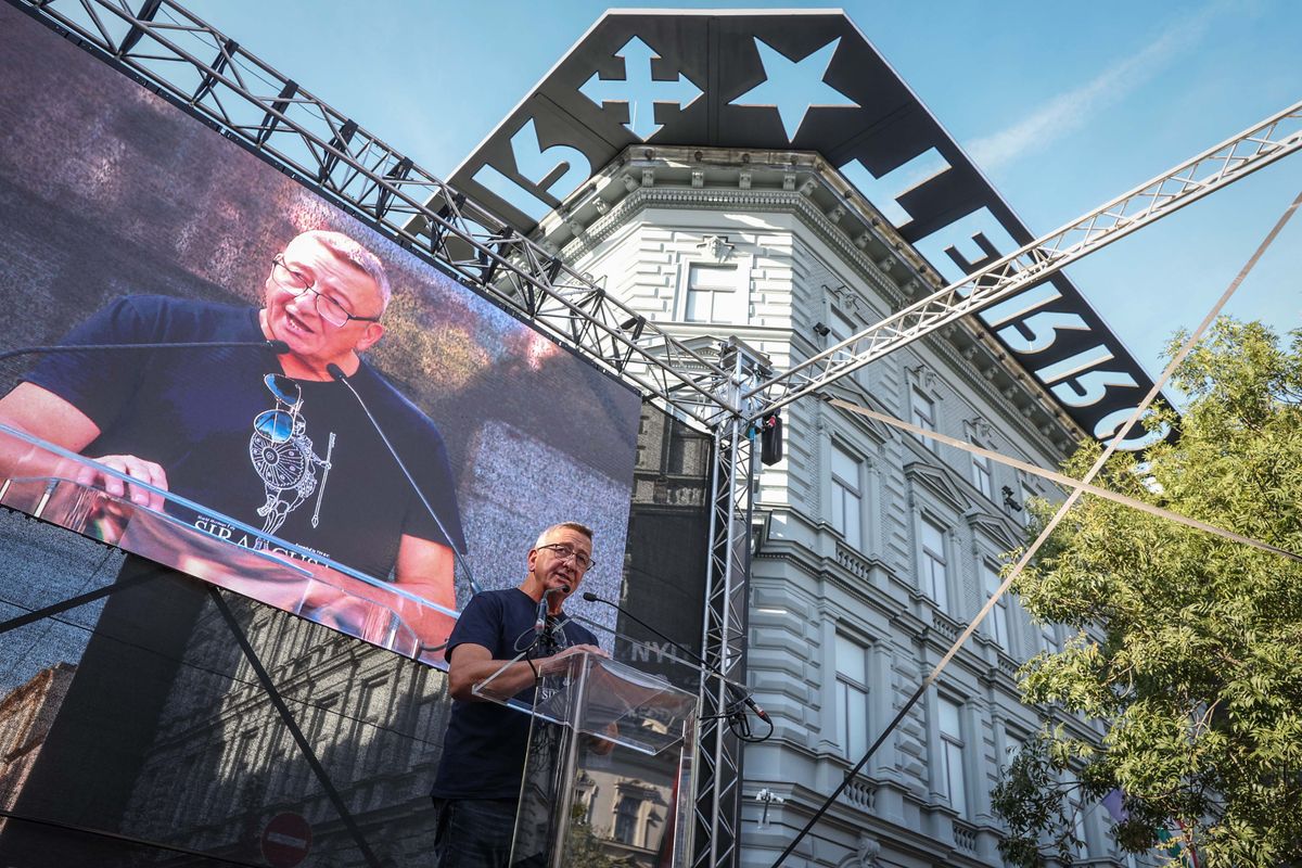 Terror Háza tüntetés Bayer Zsolt