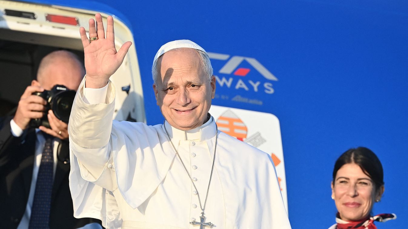 XIV Leó pápa
Pope Leo XIV boards his plane heading to Paris at Rome's Fiumicino airport on September 25, 2026. Pope Leo XIV flies to France Friday for the Vatican's first state visit to the European nation in 18 years, with artificial intelligence and yo