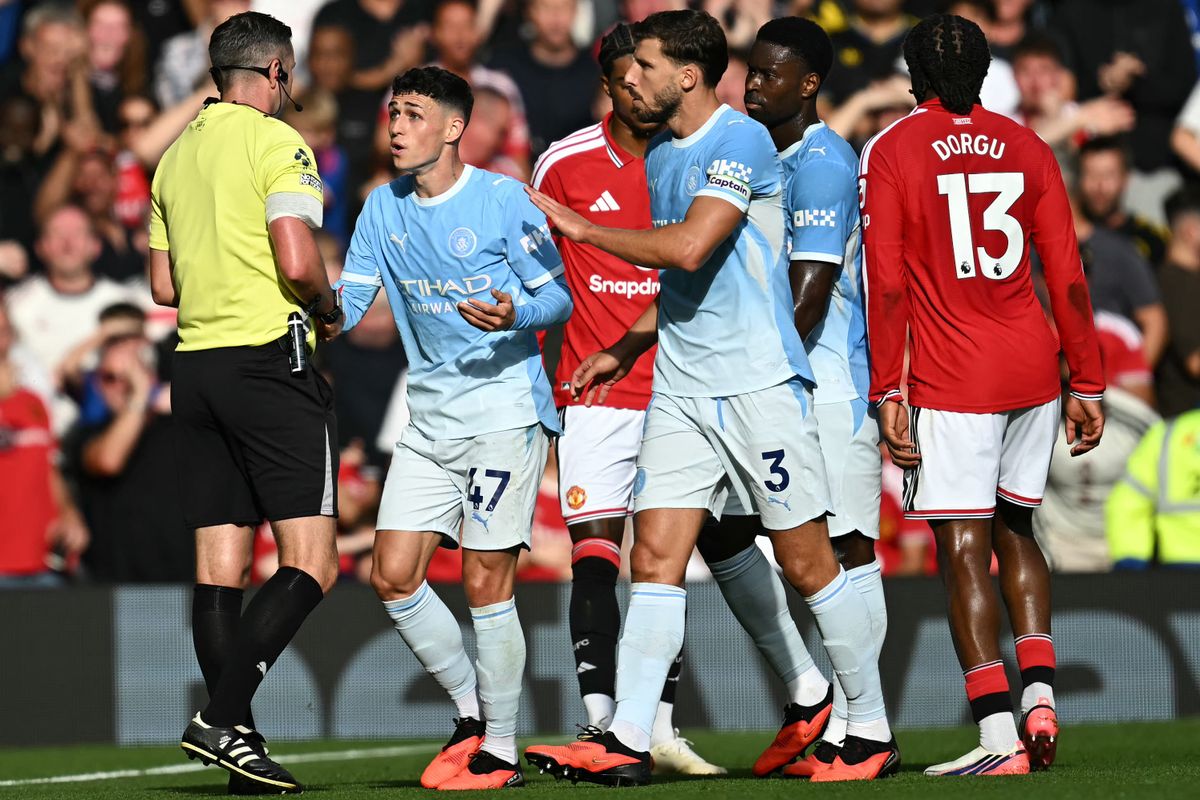 Phil Foden piros lapja után emberhátrányban futballozott a Manchester City, a VAR bakijának köszönhetően mégis nyert a Manchester United otthonában