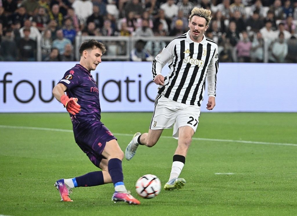 TURIN, ITALY - SEPTEMBER 17: Juventus's Nick Woltemade (R) in action against NEC Nijmegen's goalkeeper Nikolas Polster (L) during the UEFA Europa League football match between Juventus and NEC Nijmegen at the Juventus Stadium in Turin, Italy, on September 17, 2026. Isabella Bonotto / Anadolu (Photo by Isabella Bonotto / Anadolu via AFP)