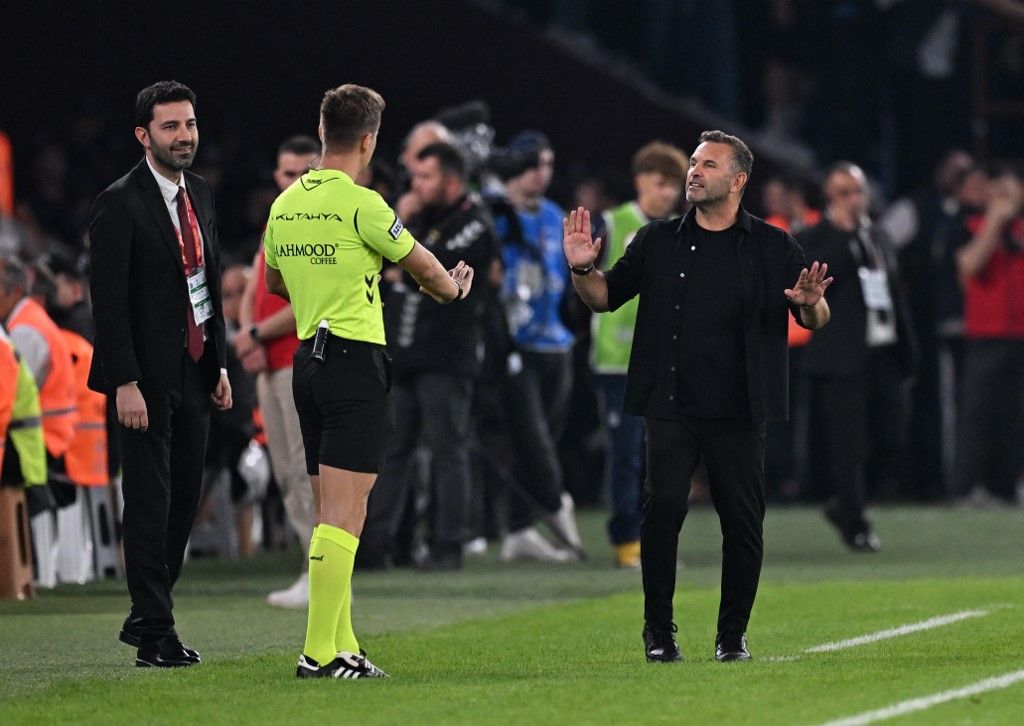 Okan Buruk először kapott piros lapot Galatasaray-edzőként a török bajnokságban, épp a Trabzonspor ellen Mohamed Salah vezérletével elvesztített rangadón