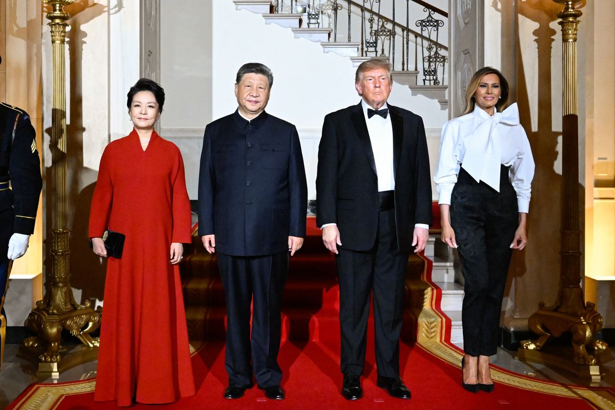 (260924) -- WASHINGTON, Sept. 24, 2026 (Xinhua) -- Chinese President Xi Jinping and his wife Peng Liyuan, together with U.S. President Donald Trump and his wife Melania Trump, pose for a group photo as they attend a welcome banquet at the White House in Washington, D.C., the United States, Sept. 24, 2026. (Xinhua/Shen Hong) (Photo by Shen Hong / Xinhua via AFP)