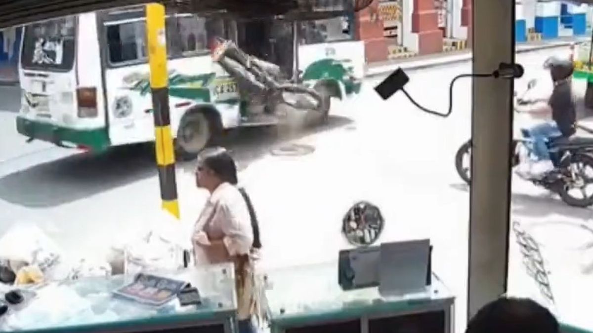 Senki sem szállt még buszra úgy, mint ez a kamikaze motoros + videó