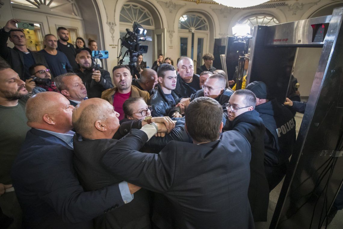 Tüntetők Szófiában, a John Malkovich rendezte darab bemutatóján