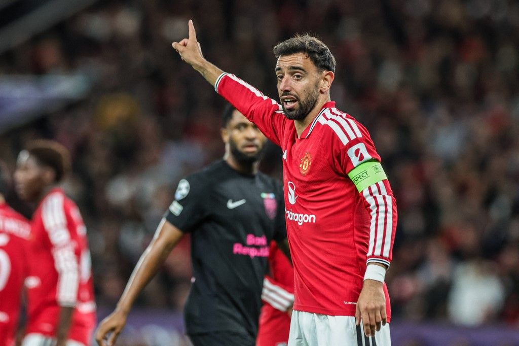 Bruno Fernandes of Manchester United gives instructions to his team during the UEFA Champions League Matchday 1 of 8 match between Manchester United and Sabah FK at Old Trafford in Manchester, United Kingdom, on September 10, 2026. (Photo by Mark Cosgrove/News Images/NurPhoto) (Photo by News Images / NurPhoto via AFP)
