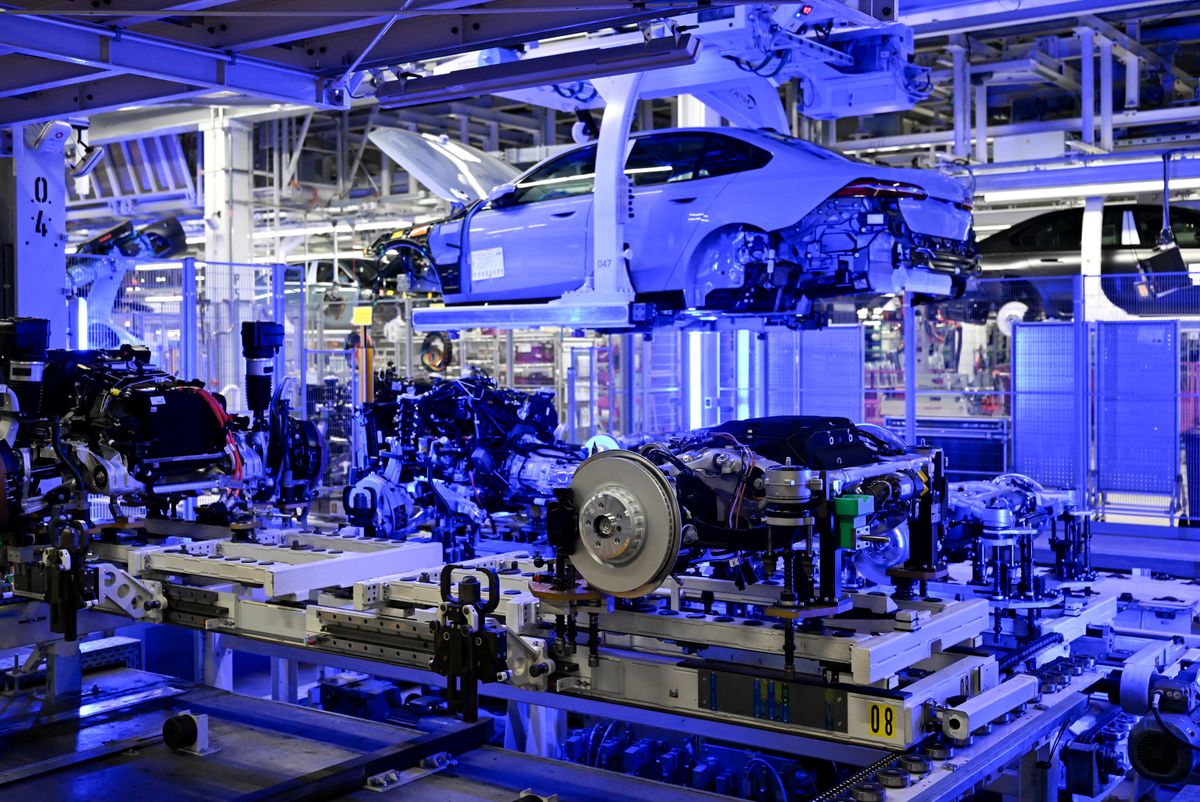 01 July 2026, Bavaria, Dingolfing: During the "wedding" at the BMW plant, the body and powertrain of a BMW are assembled together. Photo: Sven Hoppe/dpa (Photo by SVEN HOPPE / dpa Picture-Alliance via AFP)