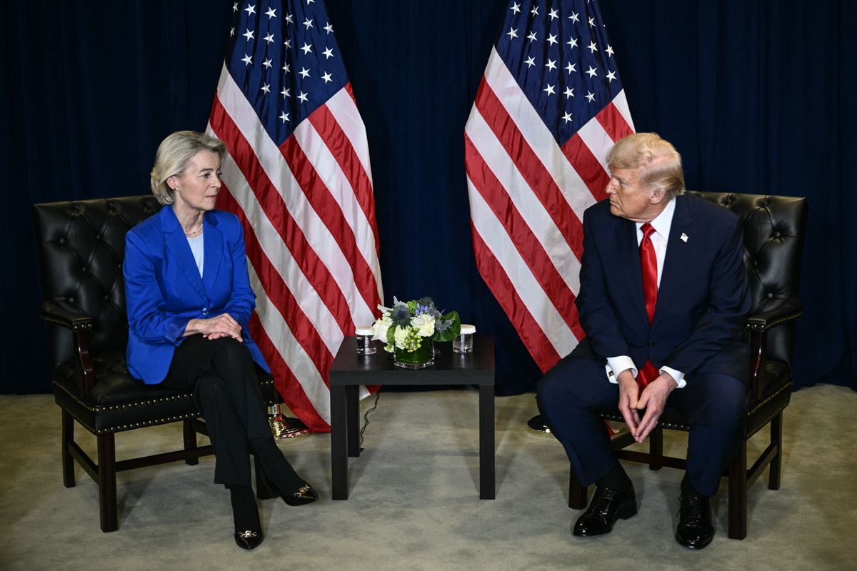 Ursula von der Leyen egy olyan üzletet kötött az Egyesült Államokkal, amit sokáig fognak még nyögni az európaiak (Fotó: BRENDAN SMIALOWSKI / AFP)