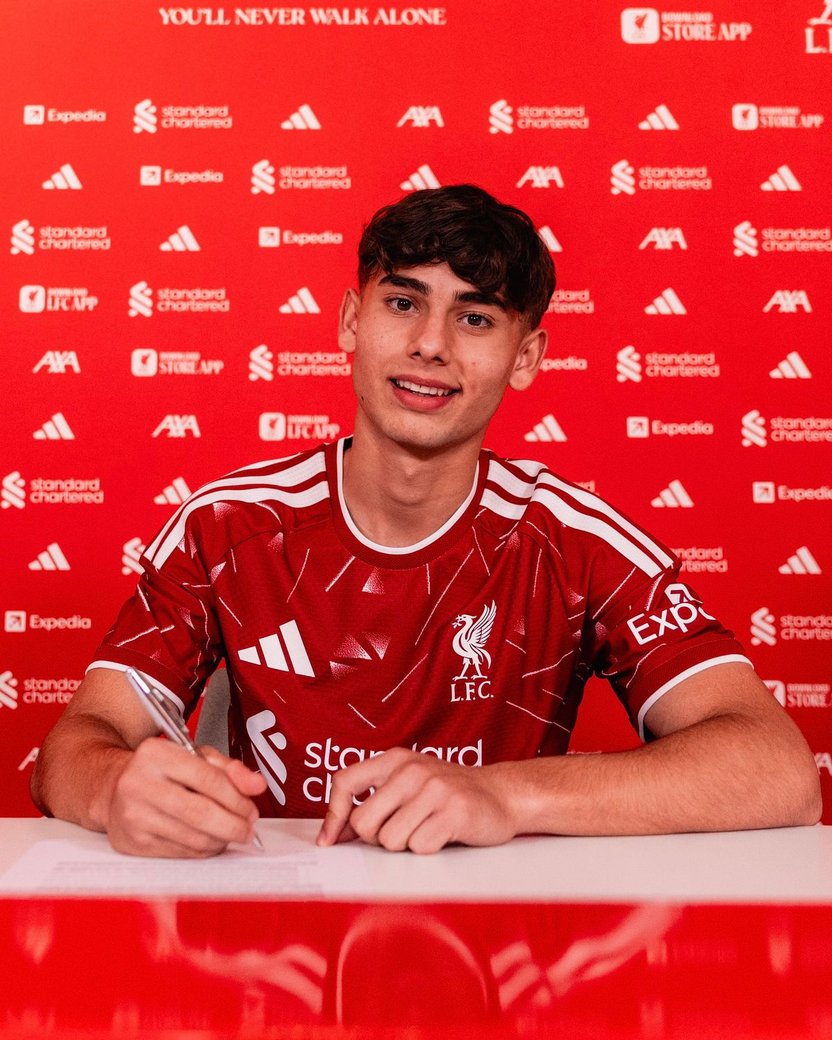 Egy héten belül a második nagyon hasonló kép a családi albumba: Patrik után Farkas Erik is profi szerződést írt alá a Liverpool FC-vel