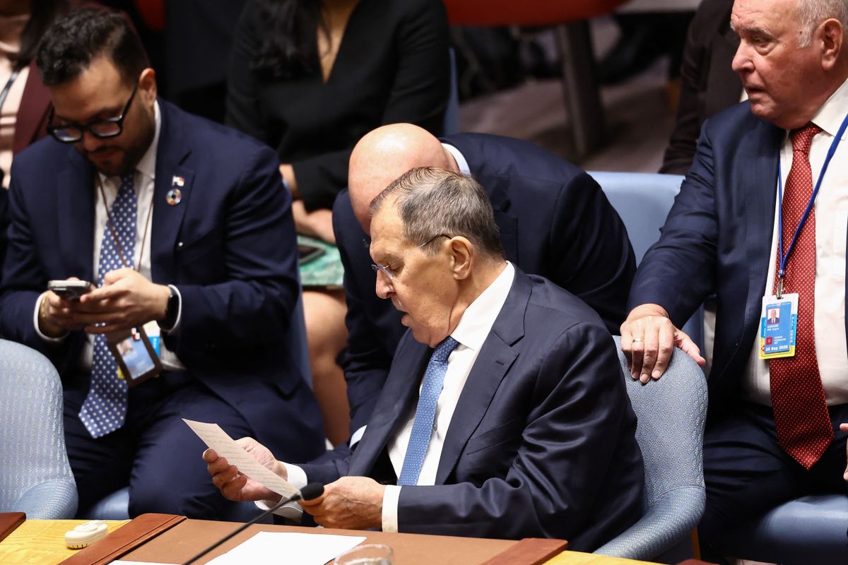 Szergej Lavrov orosz külügyminiszter is figyelmeztette a nyugati országokat, hogy veszélyes játékot játszanak (Fotó: CHARLY TRIBALLEAU / AFP)