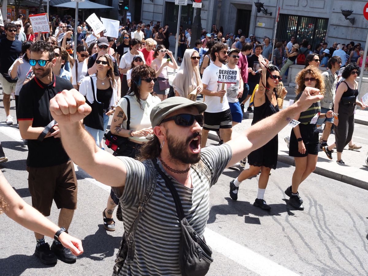Hundreds of people protest against the Community of Madrid regional government over the lack of social housing, the rise of tourist apartments, and increasing rental prices in Madrid, Spain, on May 24. Demonstrators demand new regulations and improvements to housing conditions. (Photo by Aaron Heredia/NurPhoto) (Photo by Aaron Heredia / NurPhoto via AFP)
