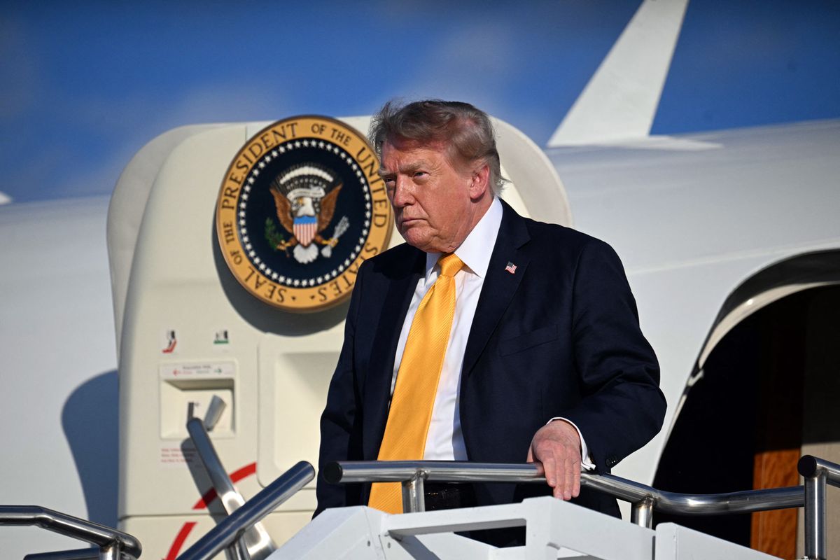 US President Donald Trump steps off Air Force One at Morristown Municipal Airport in Morristown, New Jersey on September 4, 2026. Trump will be spending the weekend at his golf club in Bedminster, New Jersey. (Photo by Jim WATSON / AFP)