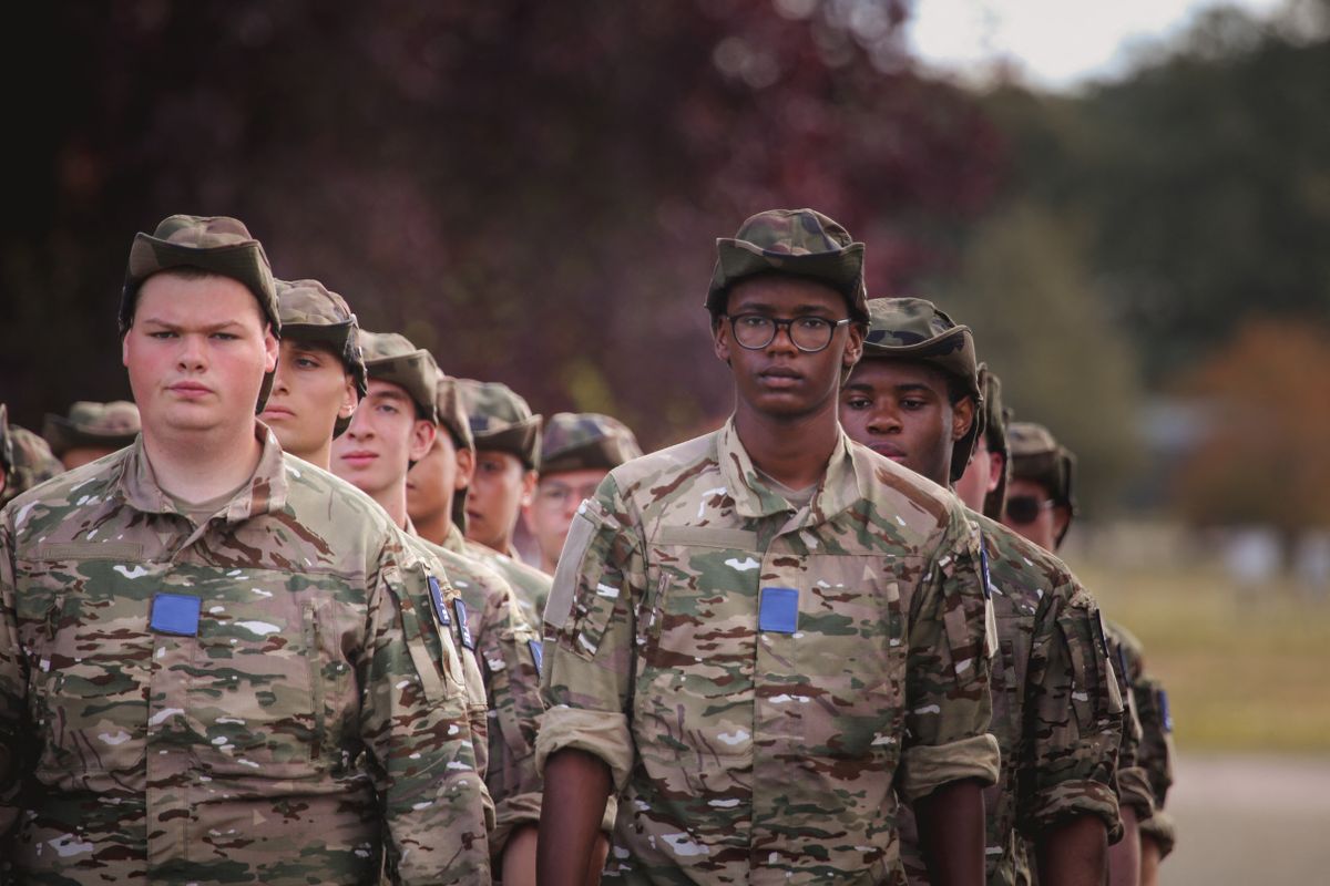 Young recruits undergo initial military training during the first week of France s new voluntary national service within the French Air and Space Force, at Air Base 105 in Evreux, Normandy, France, on September 4, 2026. Here, recruits practice military drill.
De jeunes appeles suivent leur formation militaire initiale dans le cadre du nouveau service national volontaire au sein de l Armee de l Air et de l Espace, sur la base aerienne 105 d Evreux, en Normandie, en France, le 4 septembre 2026. Ici, les recrues s entrainent a l ordre serre. (Photo by Meryl CURTAT / Hans Lucas via AFP)