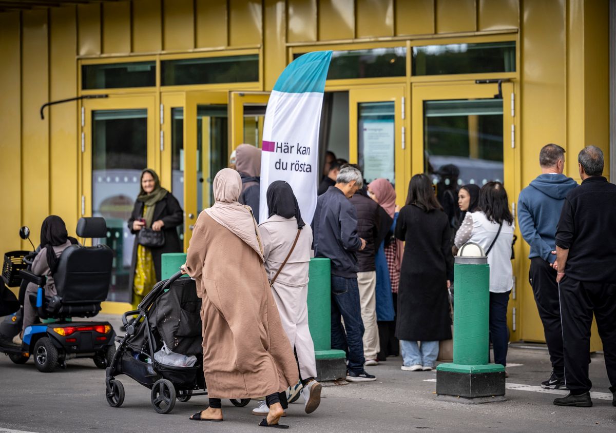 People wait in line at a polling station in Rosengård Friday evening to give their early vote. General elections are hold on Sunday 13 September. Malmö, Sweden 11 September 2026.
Photo: Johan Nilsson / TT / Code 50090 (Photo by JOHAN NILSSON / TT News Agency via AFP)