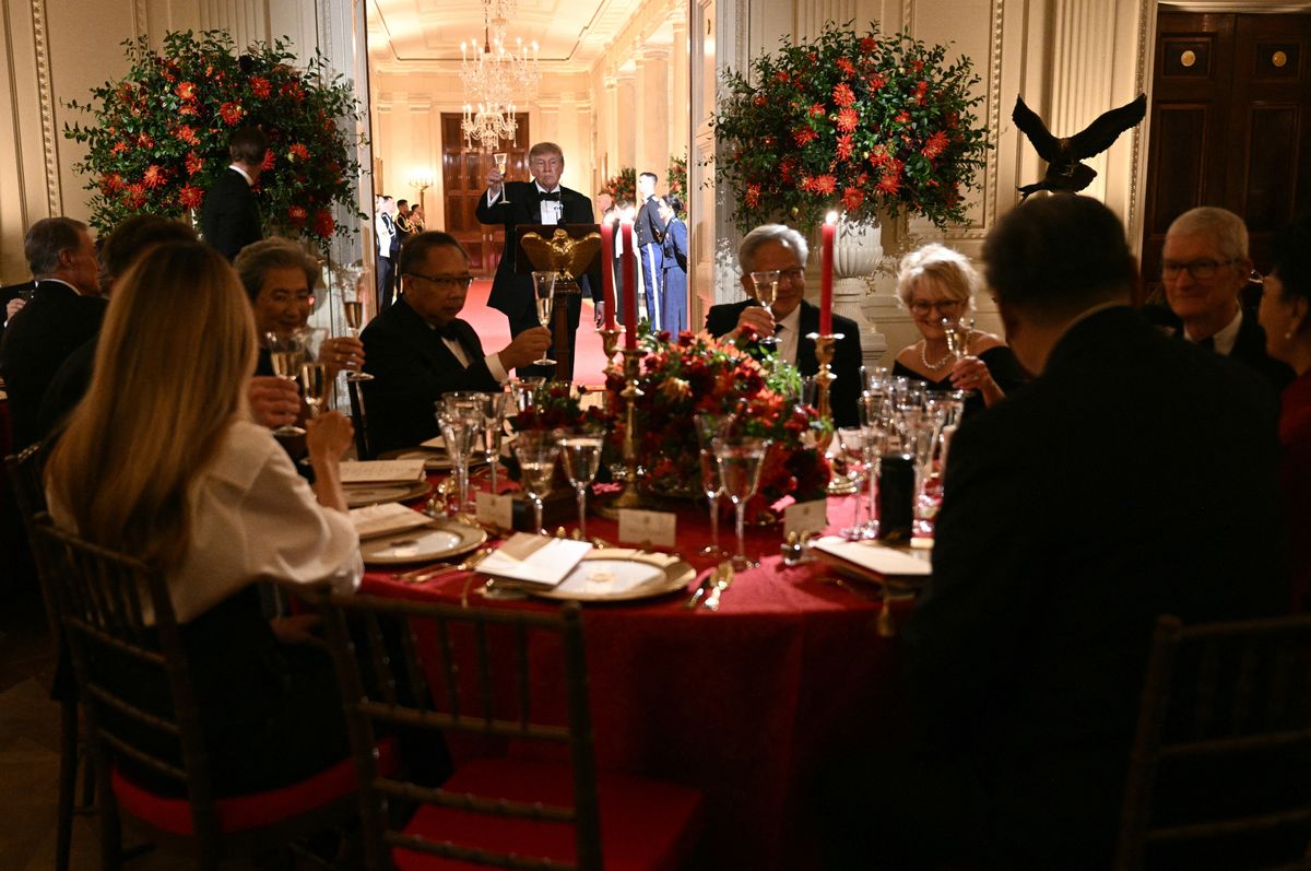 US President Donald Trump propose a toast during a State Dinner for Chinese President Xi Jinping at the White House in Washington, DC, on September 24, 2026. President Xi is on a State visit to the United States from September 23 to 25. (Photo by Brendan SMIALOWSKI / AFP)