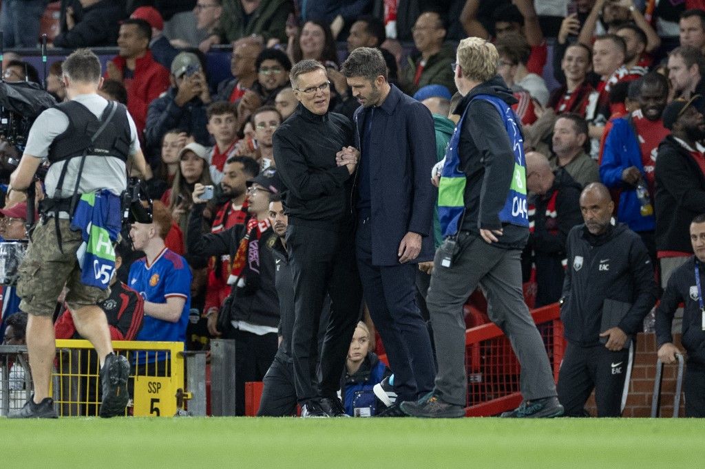 Michael Carrick, a Manchester United edzője fog kezet Valdas Dambrauskasszal, a DVTK volt NB I-es mesterével a BL-ben