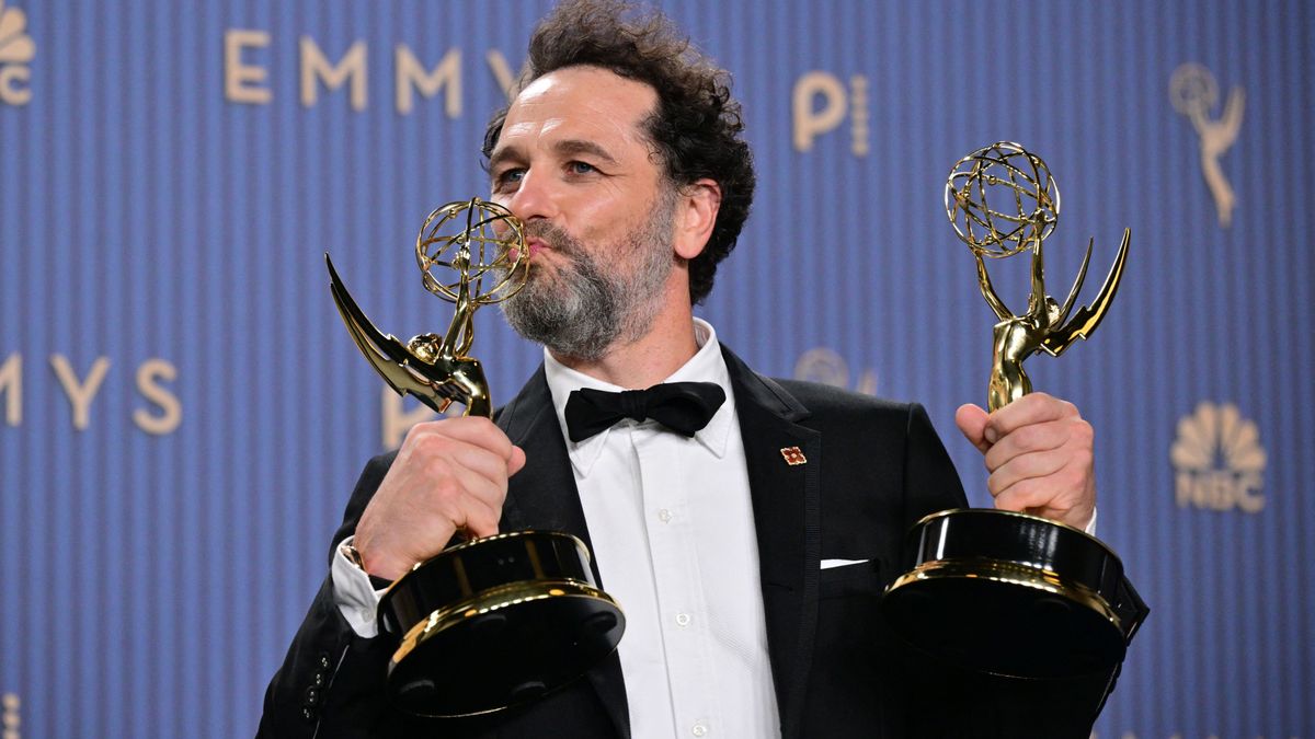Egy horrorvígjáték-sorozat tarolt az Emmy-gálán, Matthew Rhys pedig történelmet írt