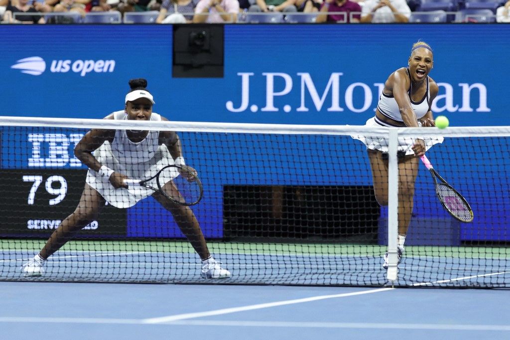 Serena Williams szervál, Venus figyel, de a legendás amerikai testvérpár elbukott a US Open első fordulójában