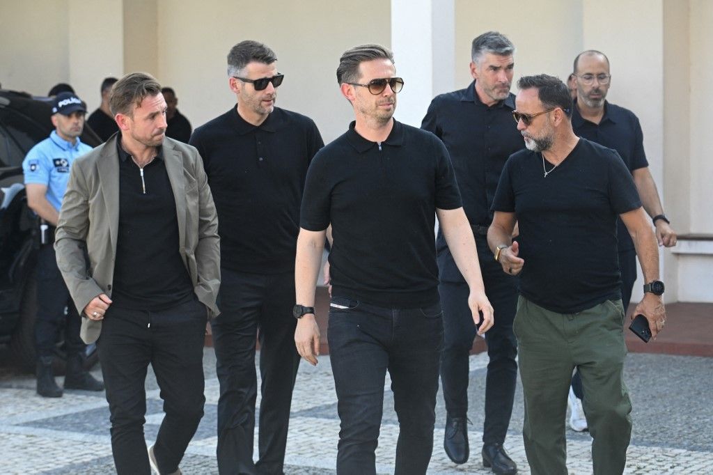 A Liverpool vezetői közül a technikai igazgató Julian Ward (balra), a sportigazgató Richard Hughes (jobbról a harmadik) és Michael Edwards (középen)