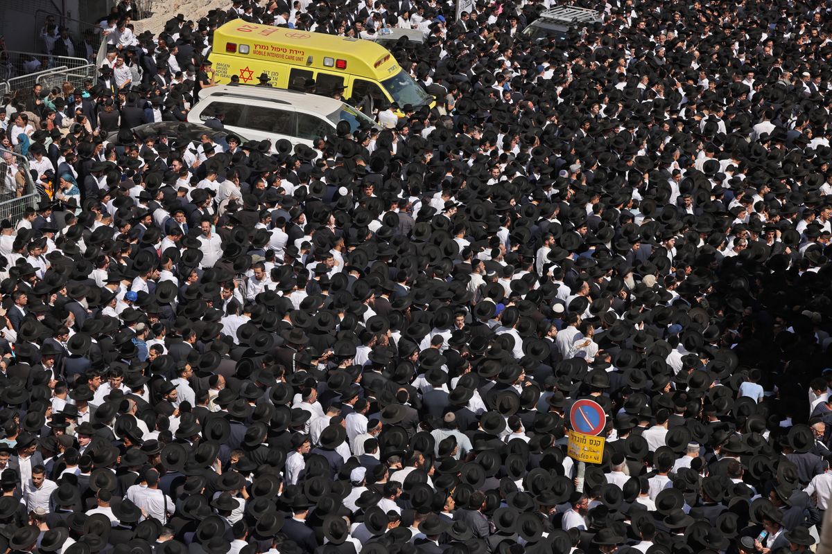 Thousands of ultra orthodox Jews attend on August 22, 2022 the funeral in Jerusalem of Rabbi Shalom Cohen, the influential spiritual leader of Israel's largest ultra-Orthodox Shas political party, who died in hospital today at the age of 91. Cohen, who headed the Council of Torah Sages, the highest body in the Shas party, had been at the Hadassah hospital in Jerusalem when his health deteriorated on Sunday evening, according to his family. (Photo by Menahem KAHANA / AFP)