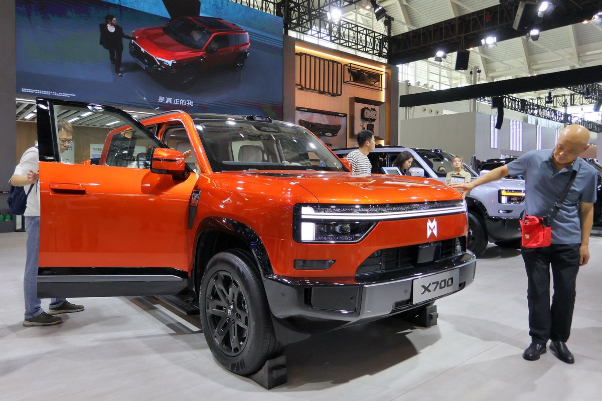 Kína az autóiparban is nagyot robbantott a nyersanyagok terén kialakított uralma miatt (Fotó: CFOTO / NurPhoto)