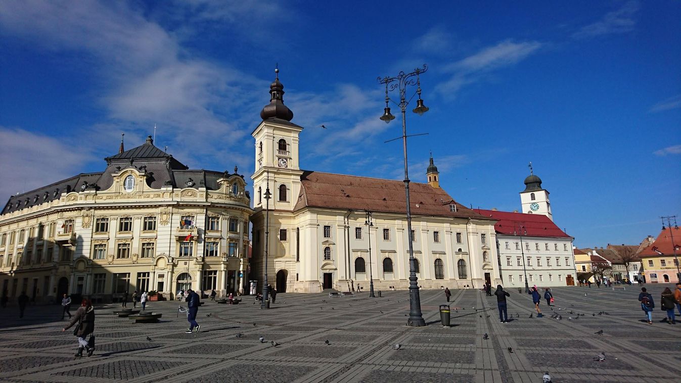 Nagyszeben főtere a római katolikus templommal