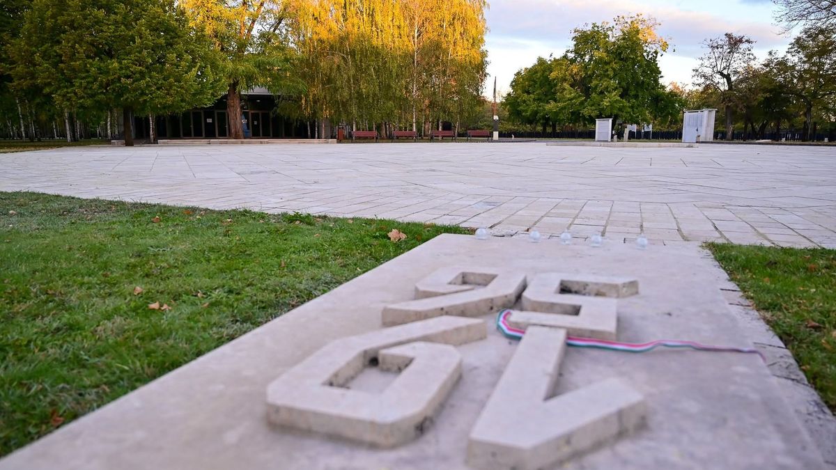 Megújult a Nemzeti Gyászpark, ahol tablókiállítás is nyílt az 1956-os forradalom 70. évfordulójára