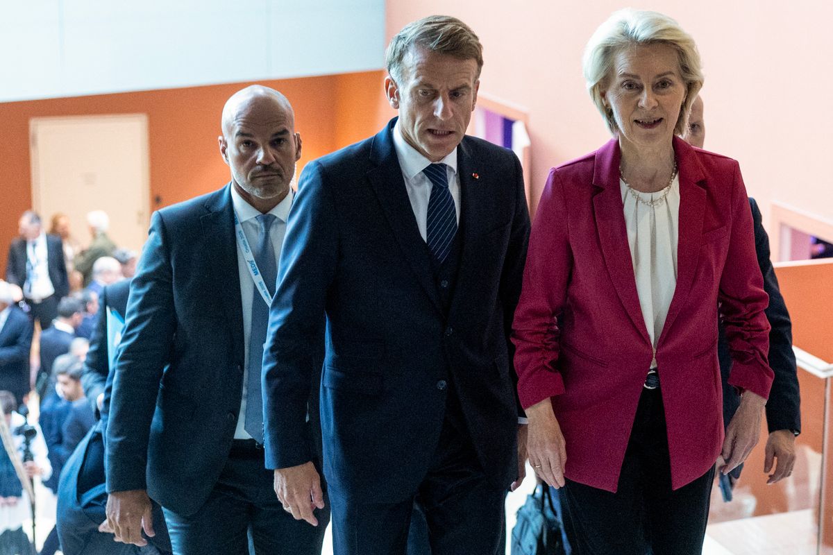 Ursula von der Leyennek nehéz hetei lesznek az uniós költségvetés miatt, miközben Emmanuel Macron a francia belpolitikai válságra fókuszál (Fotó: MARKO PERKOV / AFP)