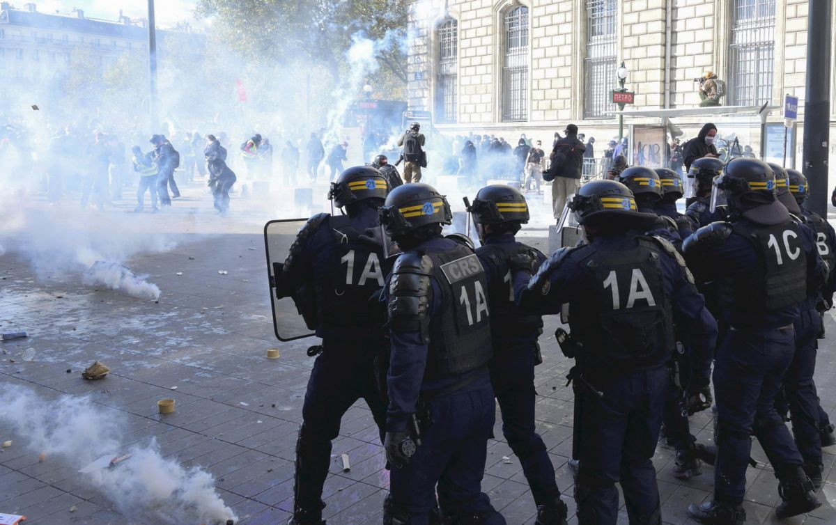Police officers face off against protesters in Paris on October 17, 2026. ( The Yomiuri Shimbun ) (Photo by Hiromi Uechi / The Yomiuri Shimbun via AFP)