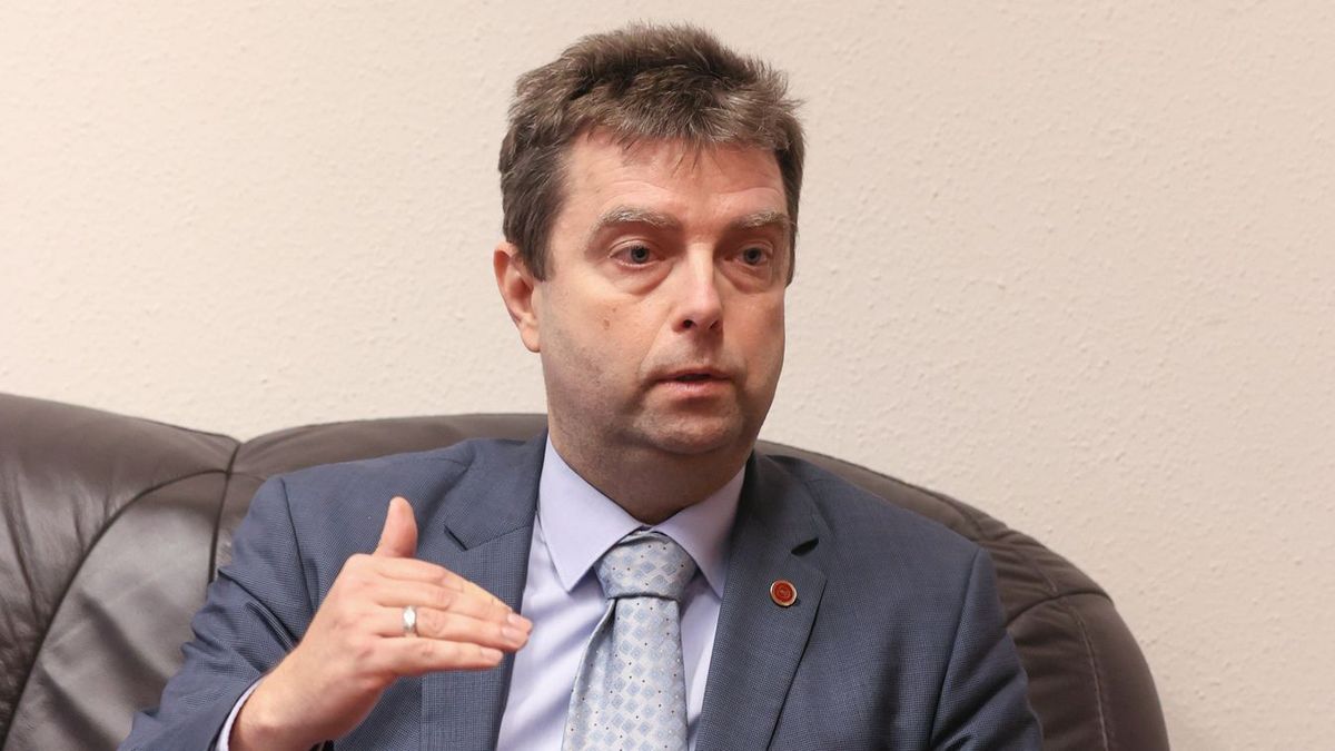 Szerdán hallgatják meg a parlamentben az aranykonvojügy miatt lemondott volt főügyészt