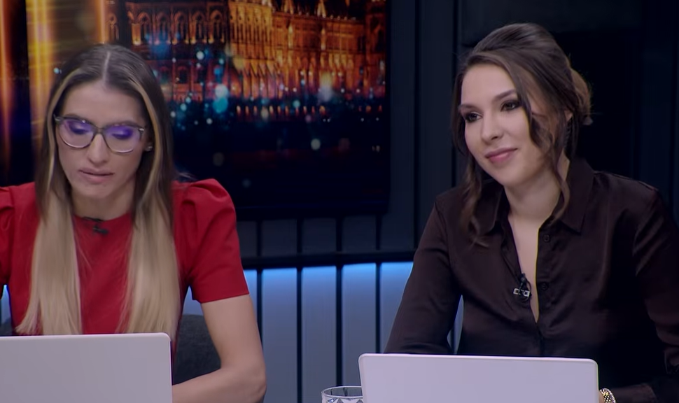 Déri Stefi és Futó Boglárka, a Péntek 18 csinos műsorvezető párosa. Forrás: YouTube