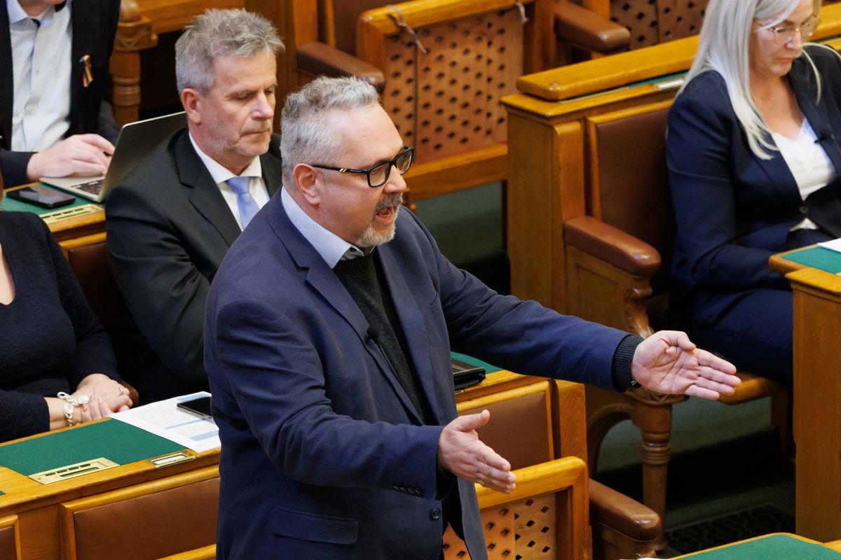 20250318 Budapest
Az Országgyűlés plenáris ülése
fotó: Hatlaczki Balázs (HB)
Pesti Srácok
képen: Arató Gergely, a DK vezérszónoka, frakcióvezető-helyettese