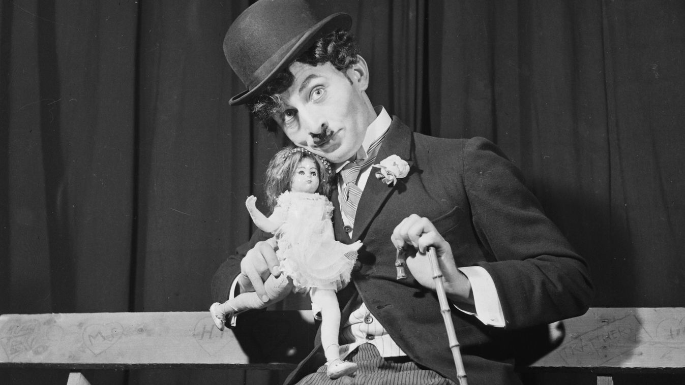 Sir Charles Spencer Chaplin, közismertebb nevén Charlie Chaplin (London, 1889. április 16. – Corsier-sur-Vevey, Vaud kanton, Svájc, 1977. december 25.) Oscar-díjas angol filmrendező, forgatókönyvíró, színész, zeneszerző, vágó, filmproducer.