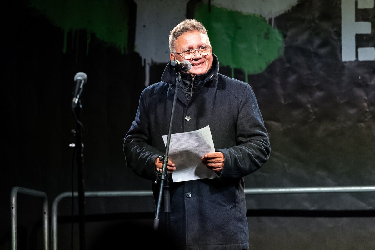 20251005 Budapest
Tüntetés
A Puzsér Róbert nevén futó Polgári Ellenállás a Kossuth téren tüntetett Juhász Péter mellett. Juhász Pétert kihallgatta az ügyészség a Szőlő utcai javítóintézet körül kialakult botránnyal kapcsolatban.
Fotó: Polyák Attila PA
MW
A képen: Látó János az Operaház korábbi alkalmazottja