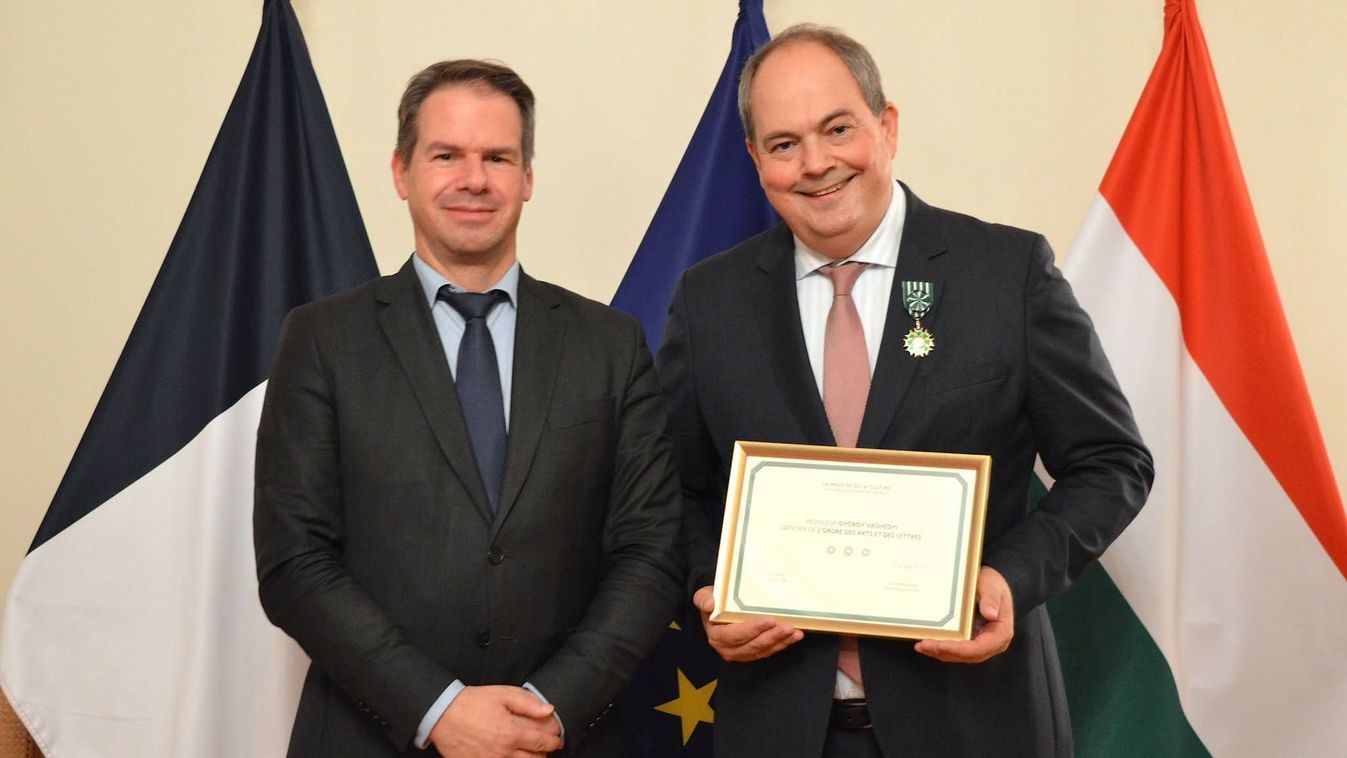 Jonathan Lacôte nagykövet és Vashegyi György, aki megkapta a francia Művészetek és Irodalom Rendjének tiszti fokozatát