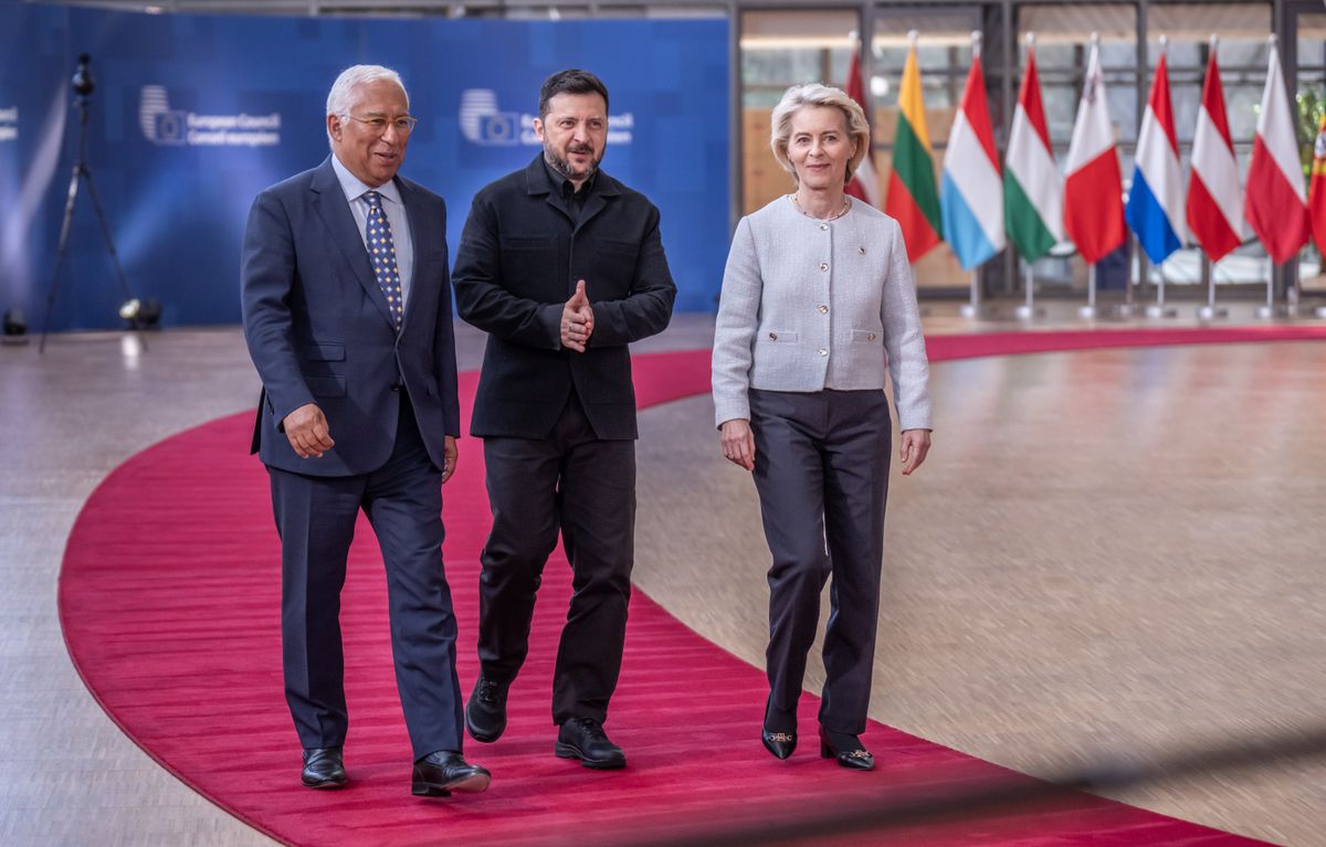 18 June 2026, Belgium, Brüssel: Volodymyr Zelenskyy (center), President of Ukraine, arrives at the EU summitthe meeting of the heads of state and government of the European Unionflanked by António Costa (left), President of the European Council, and Ursula von der Leyen, President of the European Commission. Photo: Michael Kappeler/dpa (Photo by Michael Kappeler/picture alliance via Getty Images)