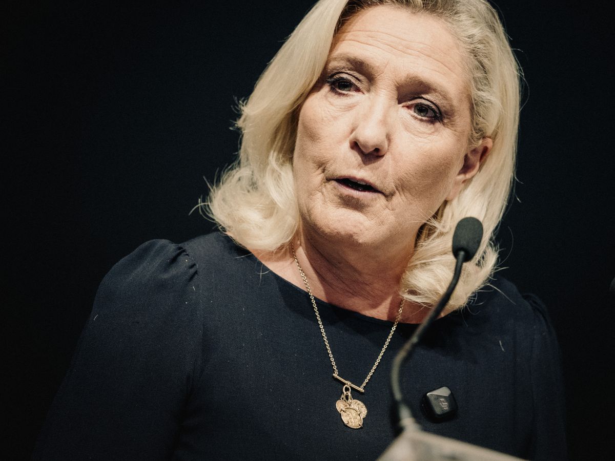 Marine Le Pen csőcseléknek nevezte az agresszív tüntetőket (Fotó: BASTIEN OHIER / Hans Lucas)