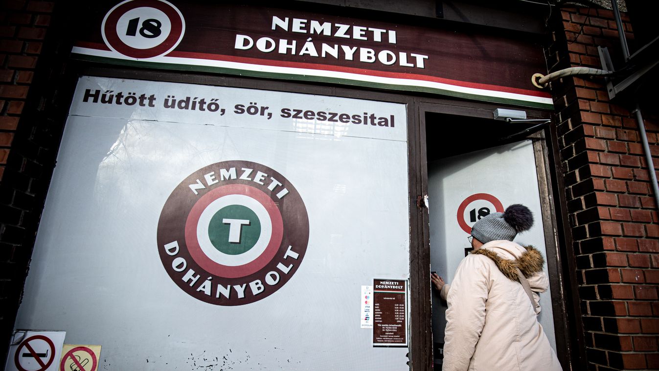 20230201 Békéscsaba
Dohánybolt illusztráció.
Jelentősen drágult egyes dohánytermékek ára
Február 1-jétől a jövedéki hatálya alá tartoznak a nikotint nem tartalmazó gyógynövényes dohánytermékek – amelyek égetés nélkül, hevítéssel bocsátanak ki belélegezh