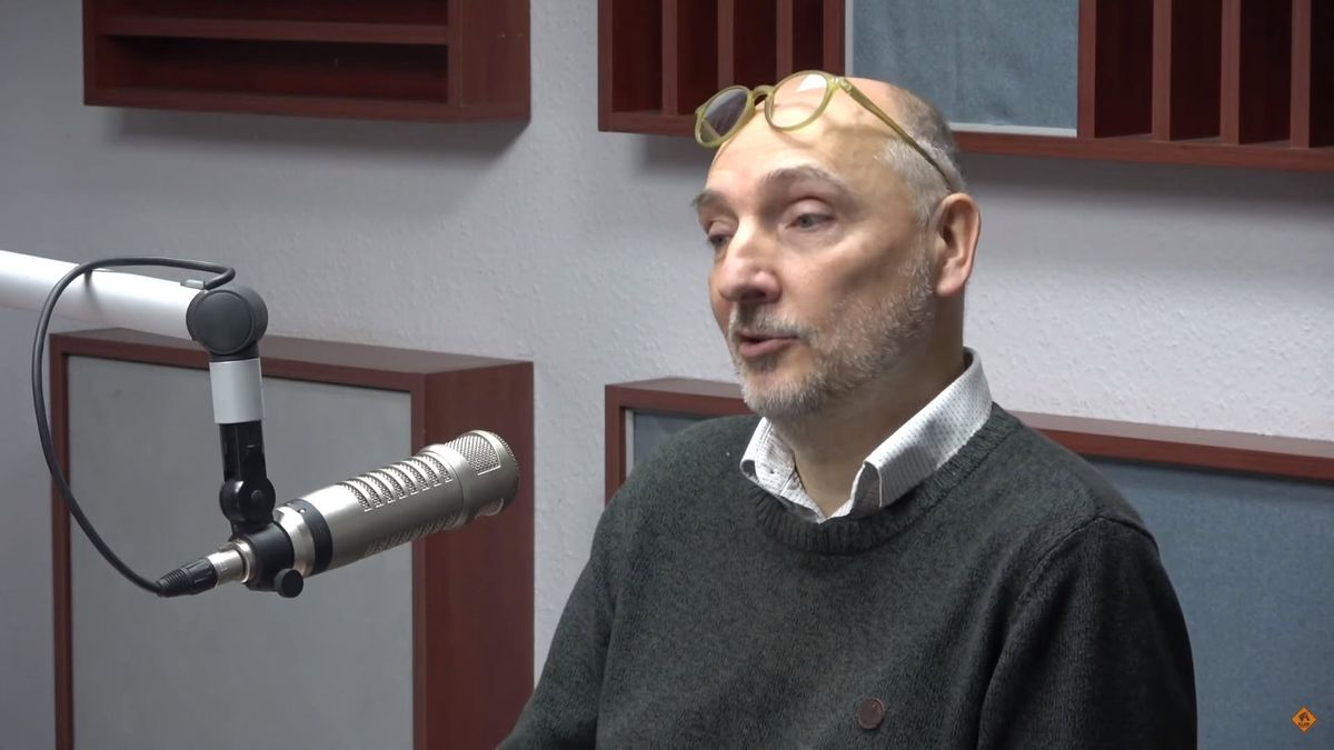 Zádori Zsolt, a Magyar Helsinki Bizottság sajtósa lapunkat kezdte becsmérelni, amikor érdeklődtünk a jogvédő szervezetnél, hogy miként értékelik a Hankó Balázsék ellen alkalmazott megalázó kényszerintézkedéseket. Forrás: Facebook