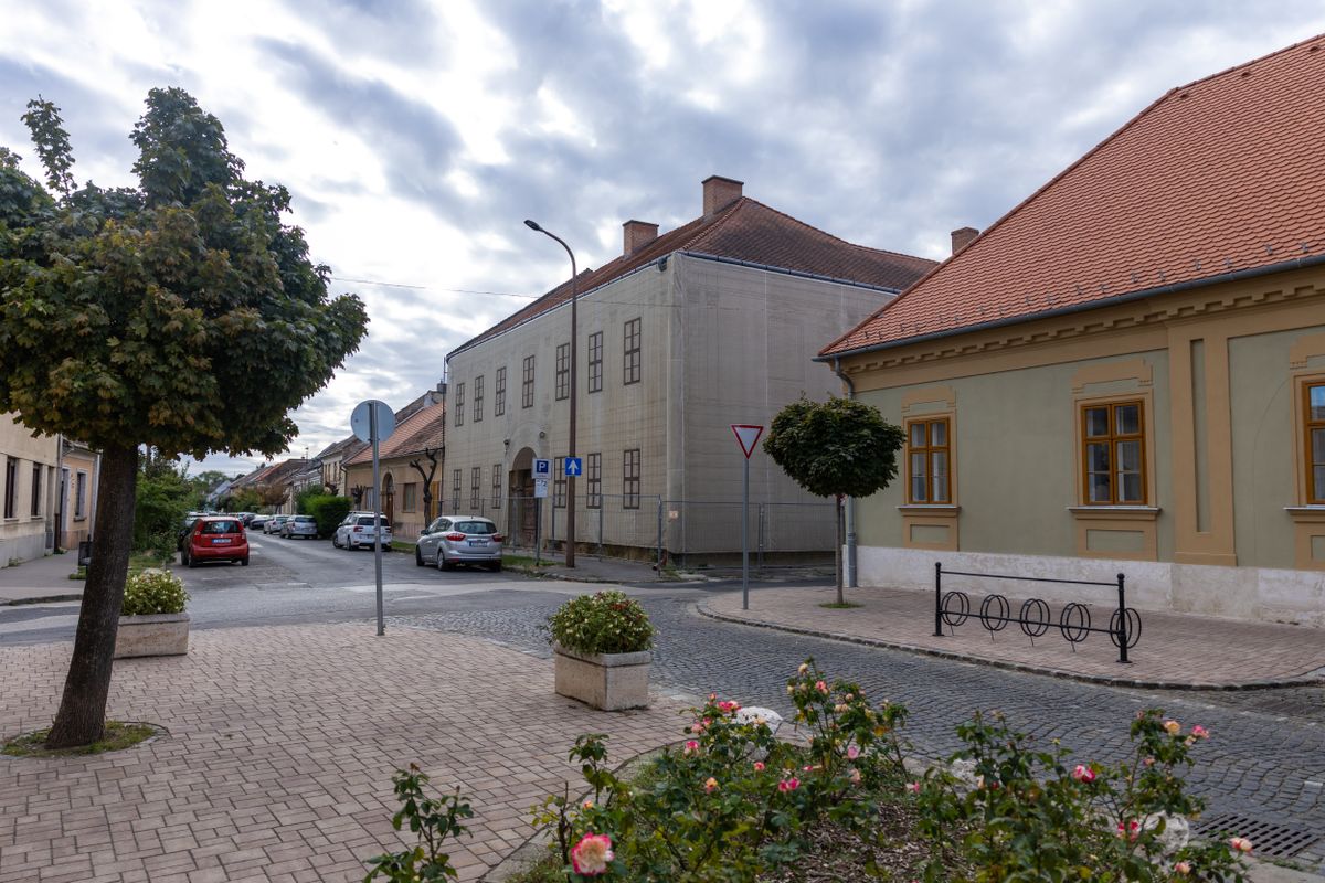 IV. Béla elveszett sírja nyomában Esztergomban.
Esztergom, IV. Béla, Ferences Szent-Anna templom