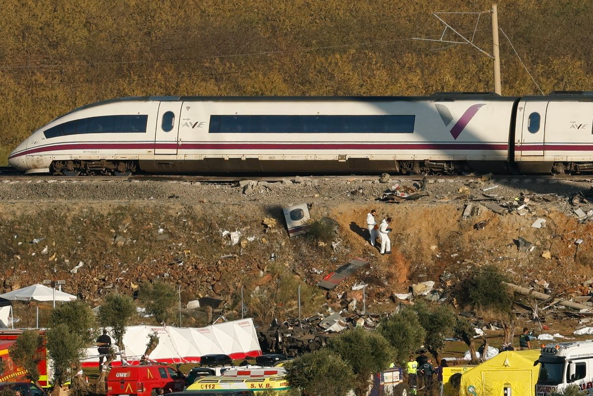 Még mindig rengeteg ember életéért küzdenek a kórházakban a spanyol vonatbaleset után (Fotó: OSCAR DEL POZO / AFP)